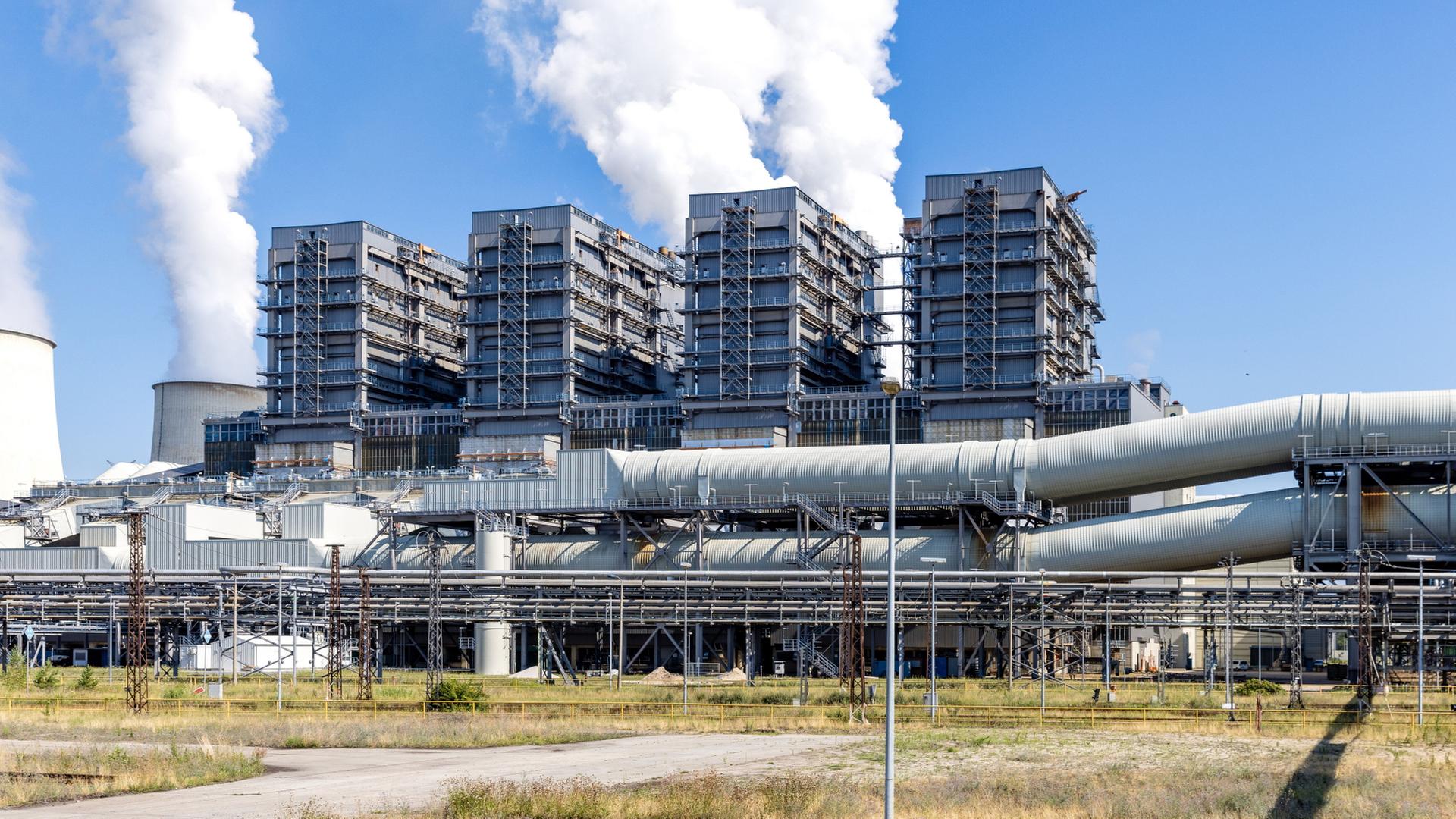 Blick auf die Kraftwerksblöcke im Kraftwerk Jänschwalde. | Frank Hammerschmidt/dpa