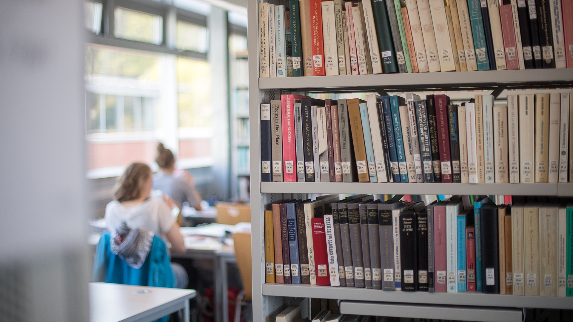 Studentinnen lernen in der Universitätsbibliothek.