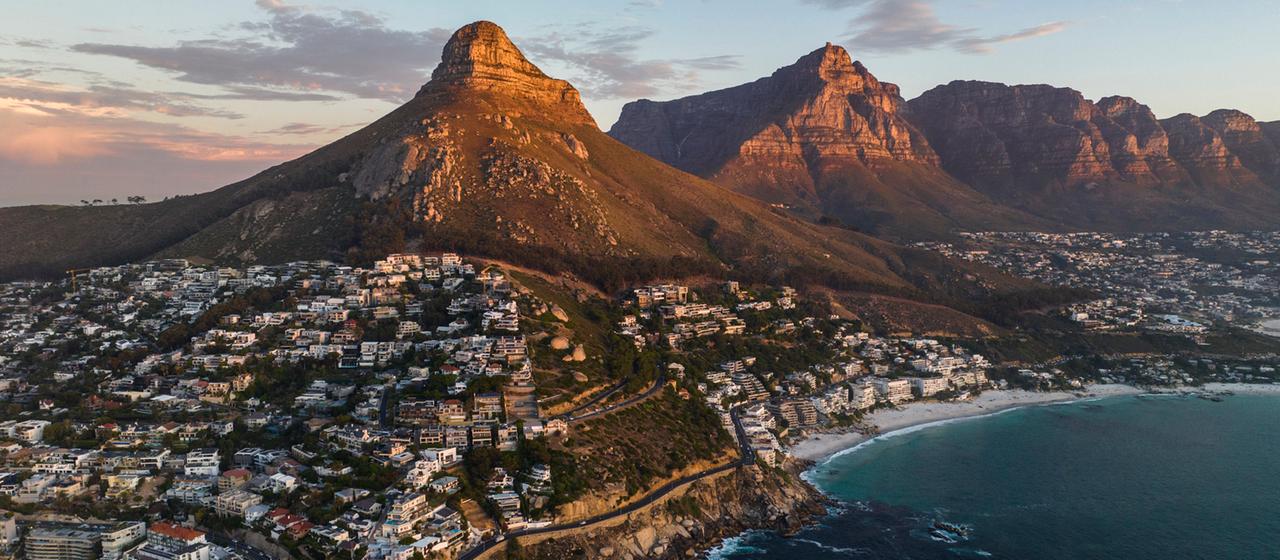 Die Skyline von Kapstadt in Südafrika.