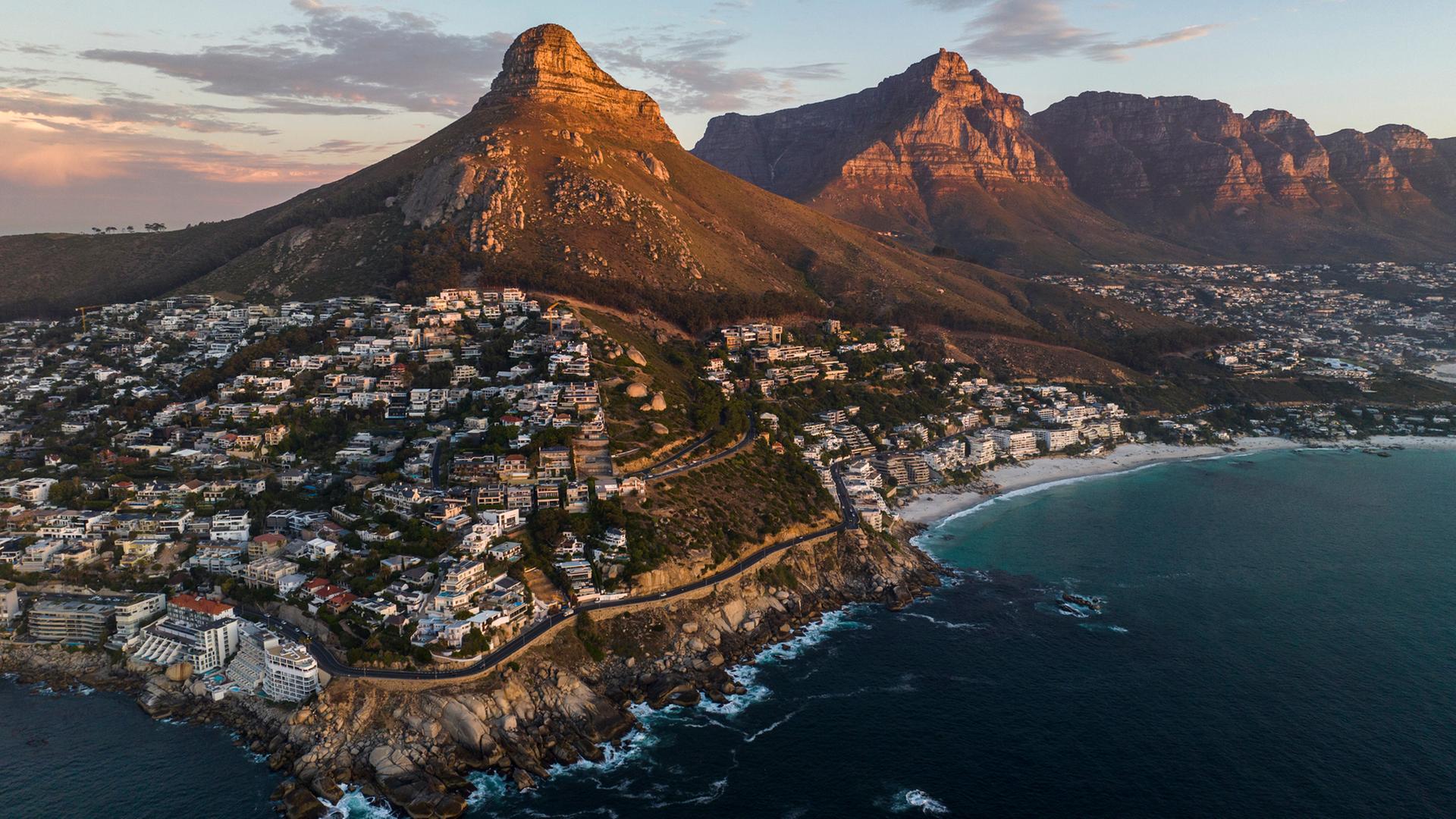 Die Skyline von Kapstadt in Südafrika. | picture alliance / Amazing Aeria