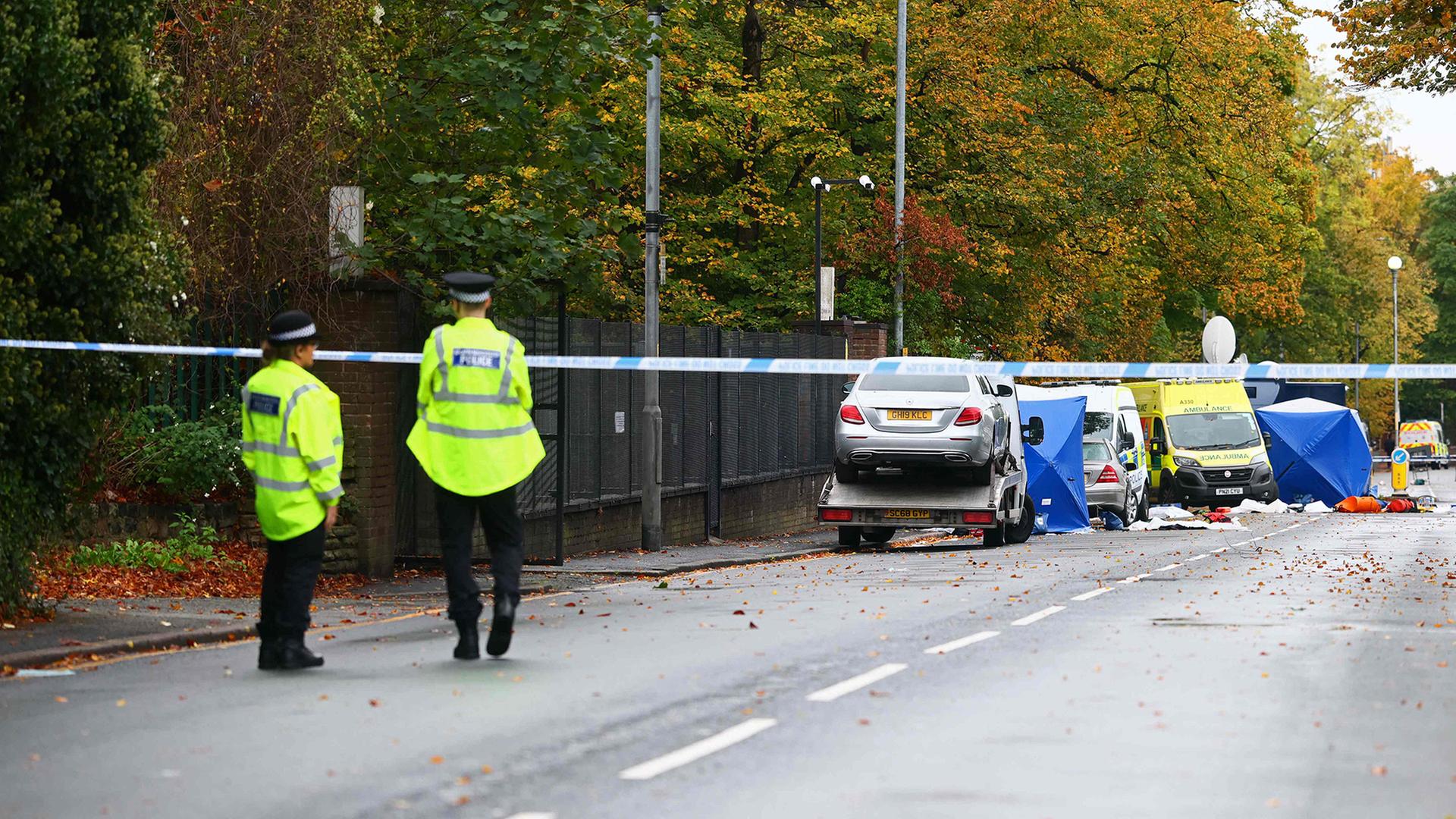 Polizeibeamte  und Zelte der Spurensicherung vor der Synagoge der Heaton Park Hebrew Congregation  | AFP
