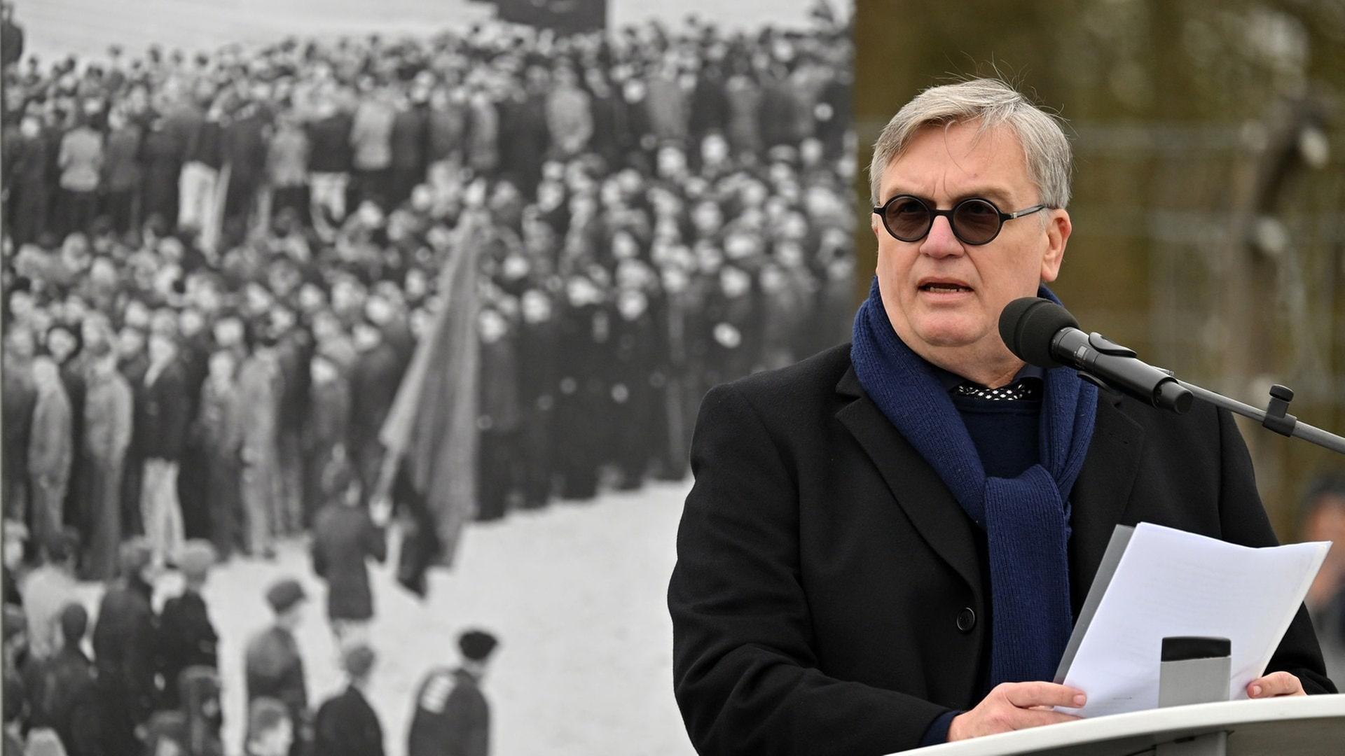 Hape Kerkeling als Enkel eines ehemaligen Häftlings hält eine Ansprache beim Festakt zum 81. Jahrestag der Befreiung des Konzentrationslagers Buchenwald | picture alliance/dpa | Martin Schutt