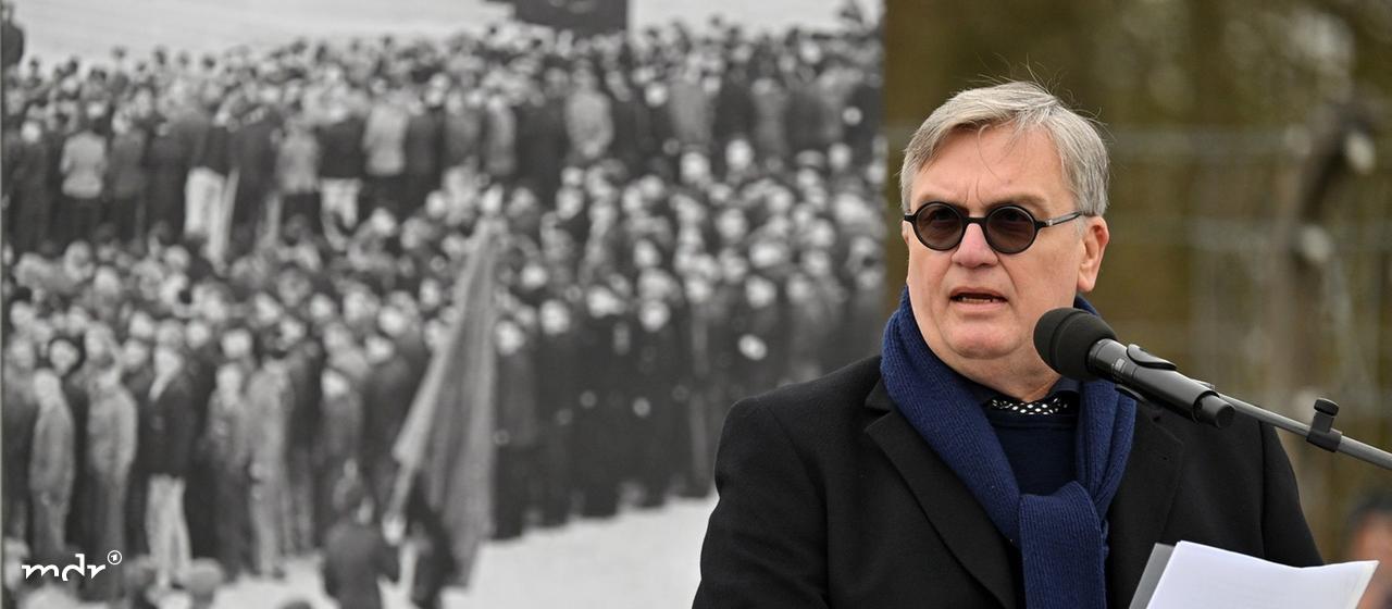 Hape Kerkeling als Enkel eines ehemaligen Häftlings hält eine Ansprache beim Festakt zum 81. Jahrestag der Befreiung des Konzentrationslagers Buchenwald