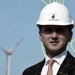 Hendrik Holt, geschäftsführender Gesellschafter, steht vor Windrädern