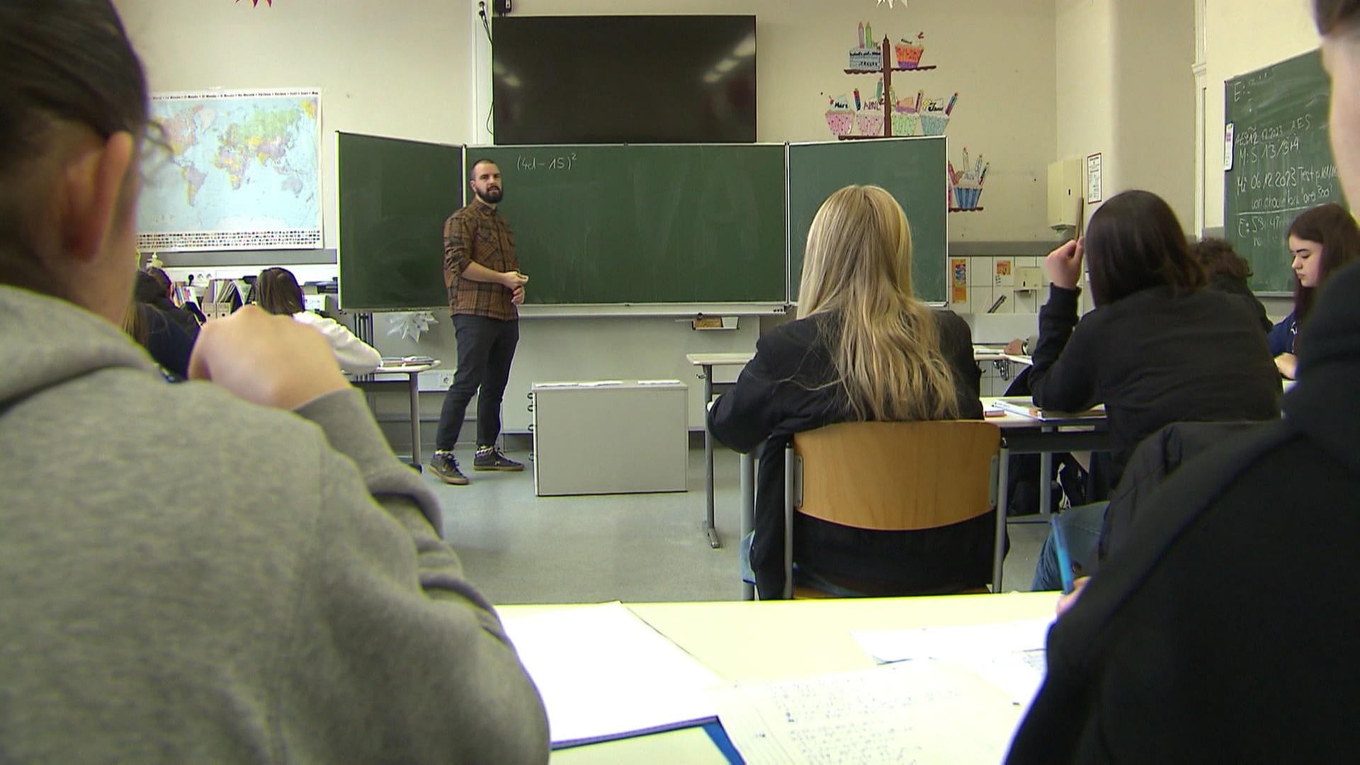 Lehrer vor Klasse | SWR