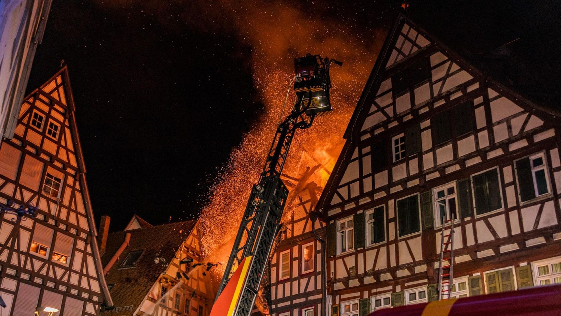 レオンベルク旧市街で大火災—数百万ユーロの損害、住宅2棟が全焼