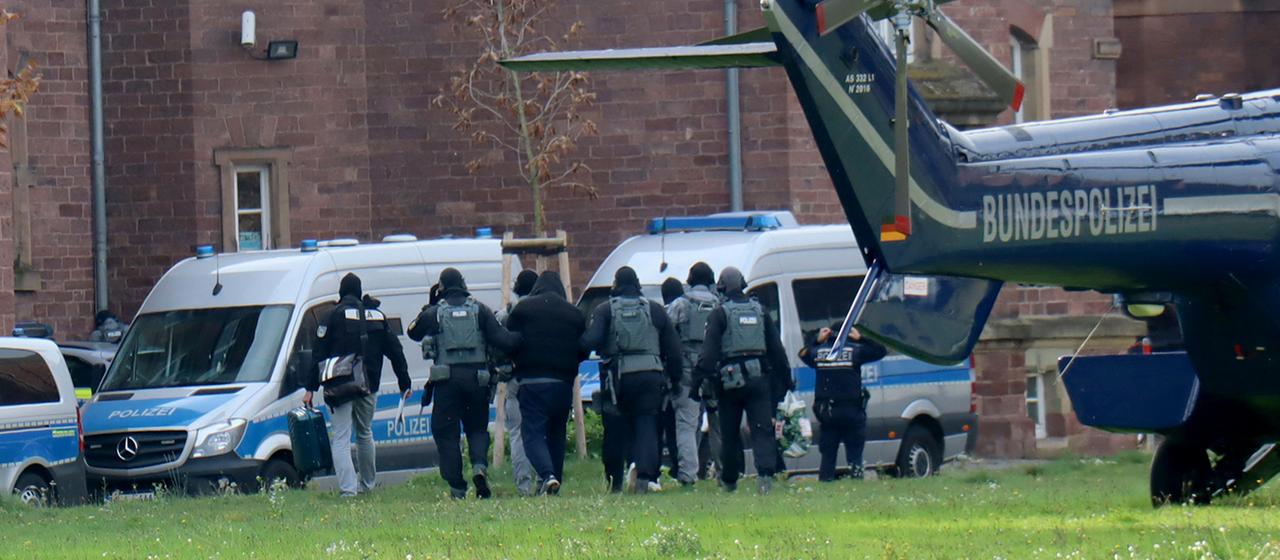 Polizisten bringen die bei der Razzia gegen mutmaßliche Rechtsextreme Festgenommenen zum Ermittlungsrichter am Bundesgerichtshof.