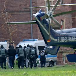 Polizisten bringen die bei der Razzia gegen mutmaßliche Rechtsextreme Festgenommenen zum Ermittlungsrichter am Bundesgerichtshof.