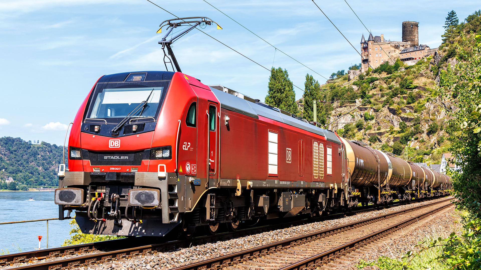 Güterzug der Deutsche Bahn DB Cargo in Sankt Goarshausen, Deutschland. | picture alliance / Markus Mainka