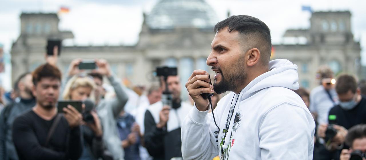 Der Corona-Skeptiker und Koch Attila Hildmann spricht bei der Abschluss-Kundgebung einer Demonstration gegen die Corona-Politik der Bundesregierung in Berlin.