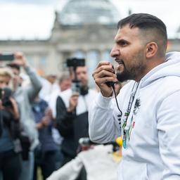 Der Corona-Skeptiker und Koch Attila Hildmann spricht bei der Abschluss-Kundgebung einer Demonstration gegen die Corona-Politik der Bundesregierung in Berlin.