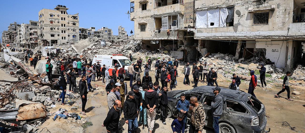 Palästinenser begutachten Schäden in Gaza-Stadt.