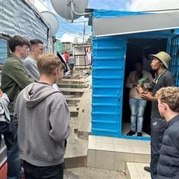 Jugendliche besuchen die Township Imizamo Yethu im Großraum Kapstadt.