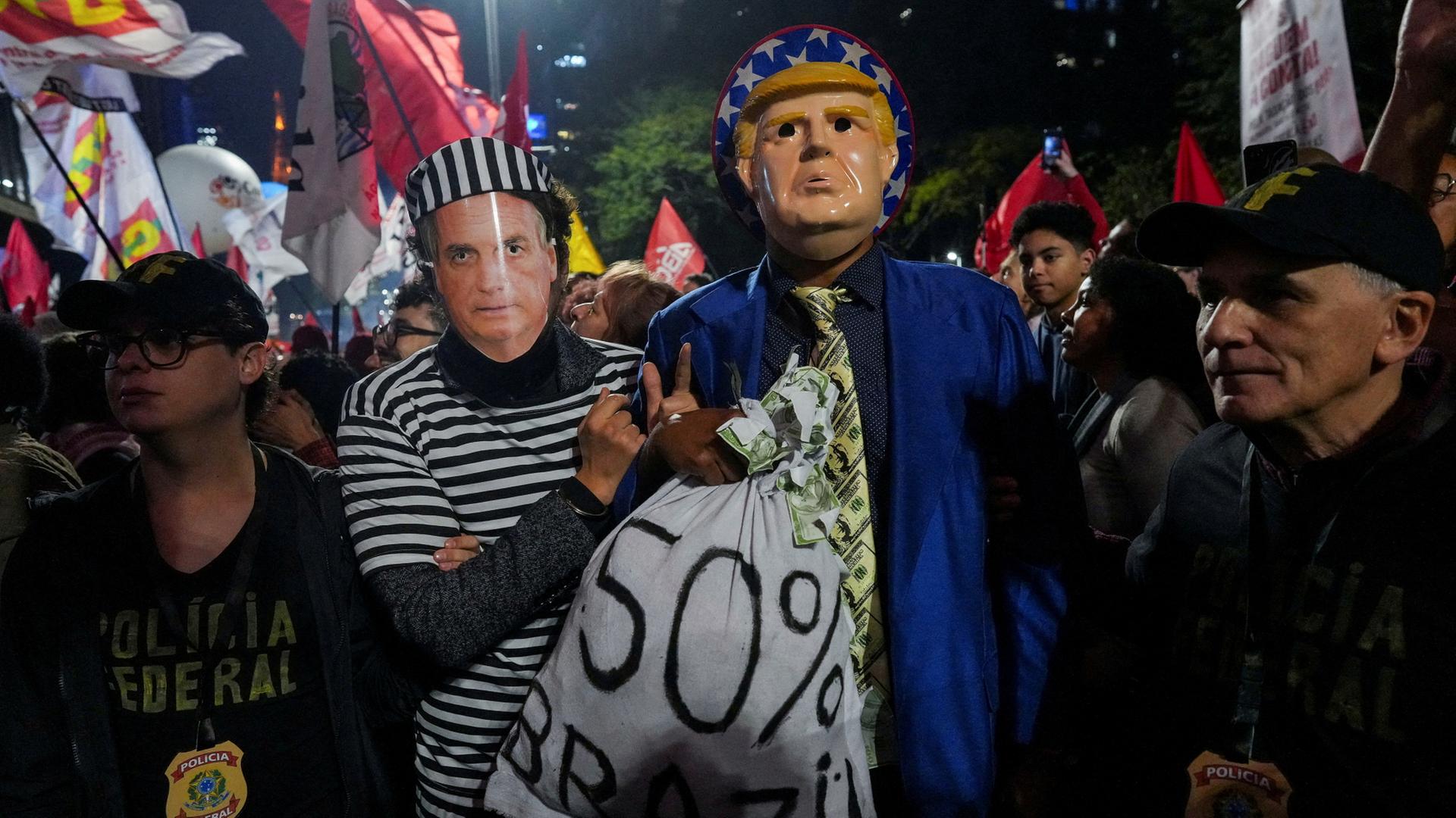 Demonstranten bei einem Protest gegen die Zollpolitik der USA in Sao Paolo, Brasilien, tragen Masken von US-Präsident Donald Trump und Brasiliens Ex-Präsident Jair Bolsonaro | REUTERS