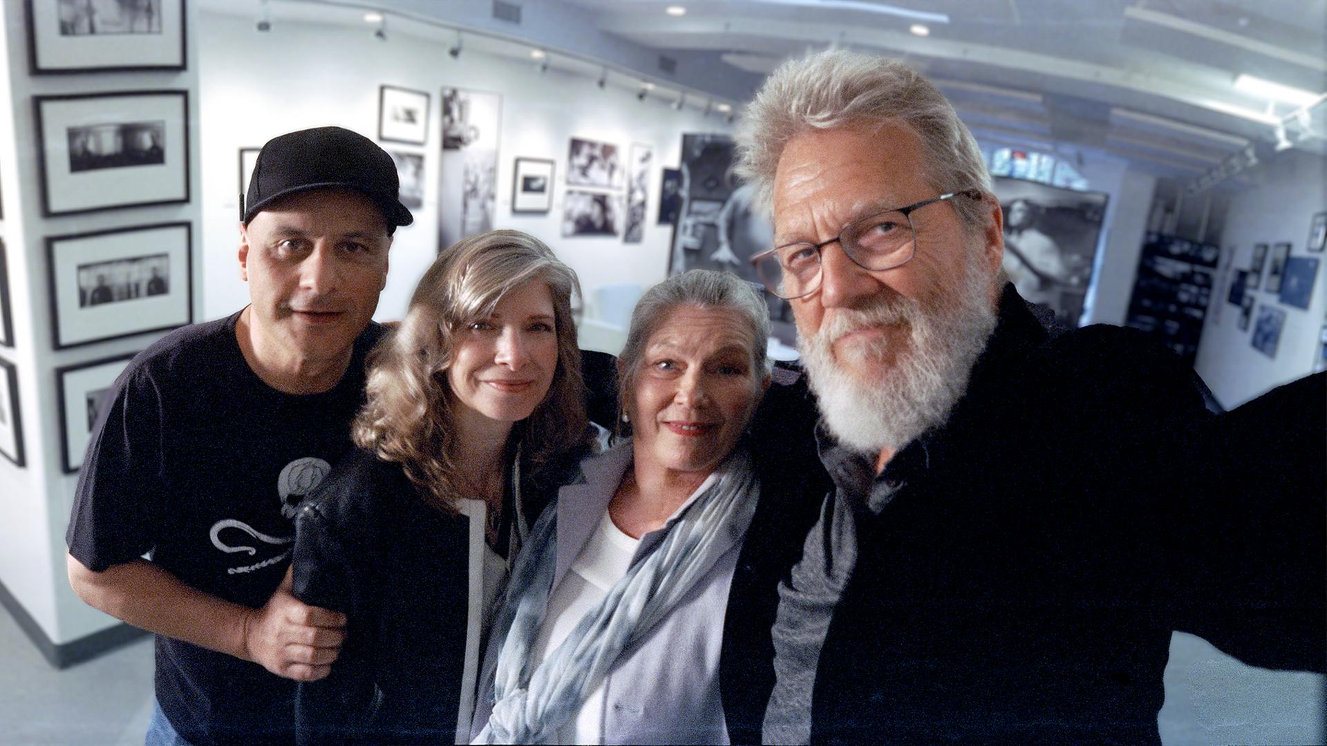Vier Menschen aus der Selfie-Perspektive | Jeff Bridges