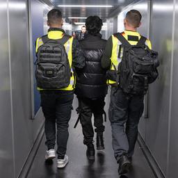 Beamte der Bundespolizei bringen einen Mann auf einen Abschiebeflug.