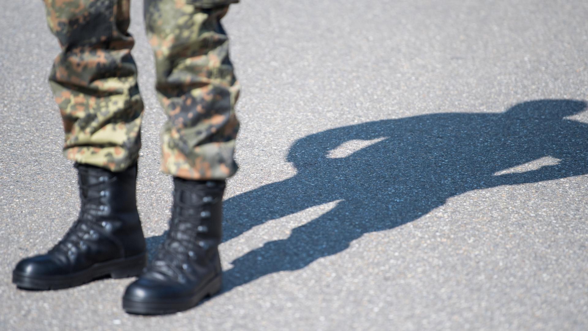 Ein Bundeswehrsoldat wirft in einer Kaserne eine Schatten auf den Boden. | dpa