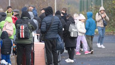 Flüchtlinge aus unterschiedlichsten Herkunftsländern warten in der Erstaufnahmeeinrichtung (HEAE) in Gießen.