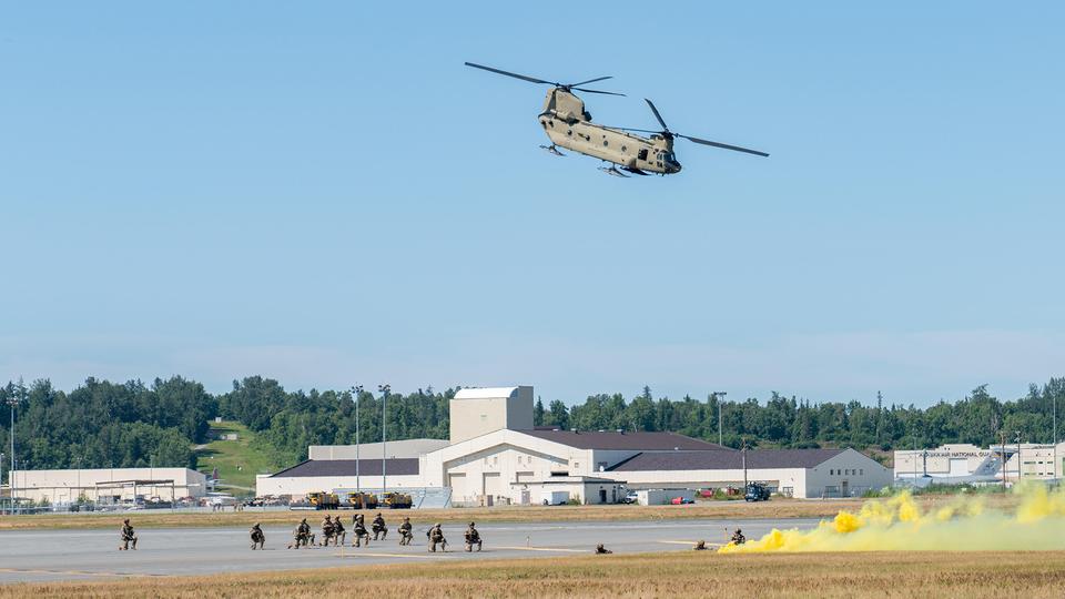 Der Militärstützpunkt Elmendorf-Richardson bei Anchorage wird Schauplatz des Treffens zwischen den Präsidenten Russlands und der USA. | picture alliance / Anadolu Blick auf die Elmendorf Air Force Base in Alaska.