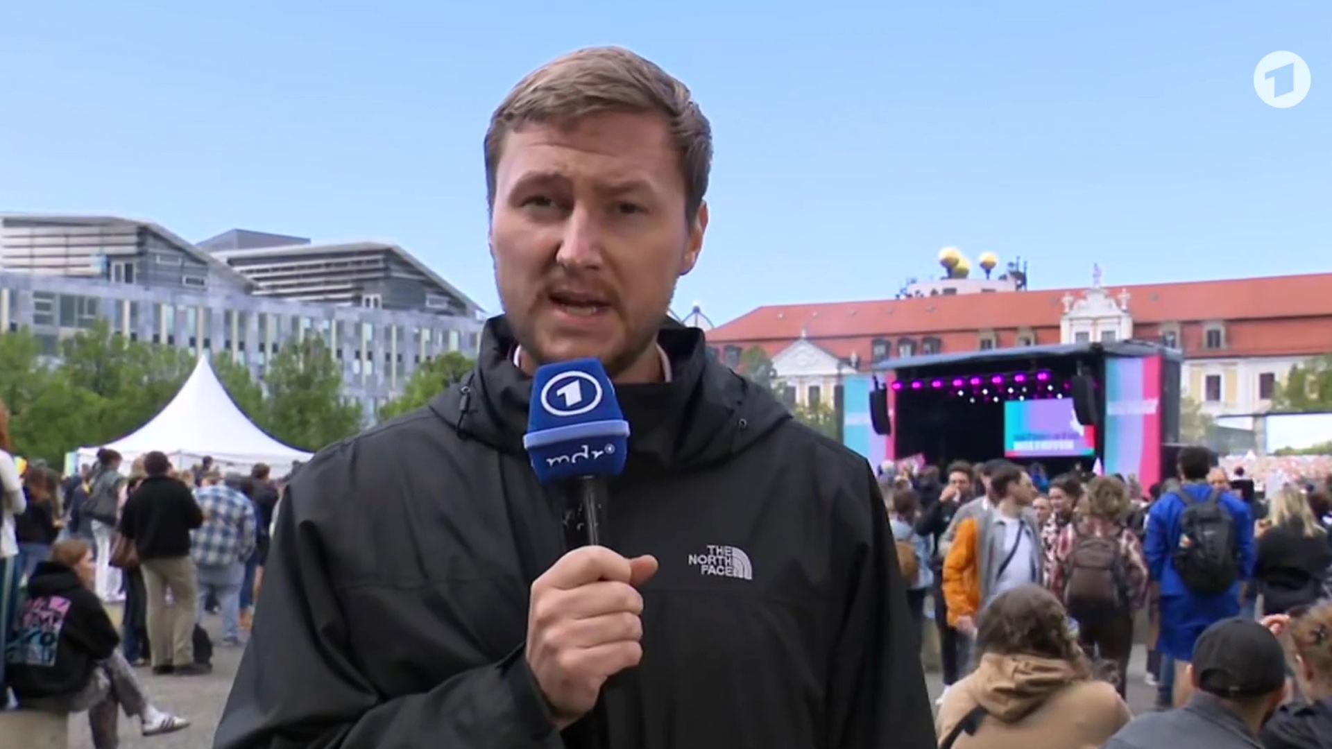 Niels Bula, MDR, berichtet vom Demokratiefestival in Magdeburg