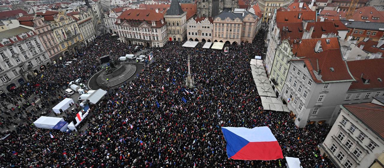 Menschen nehmen an einer Protestkundgebung auf dem Altstädter Ring in Prag teil. 