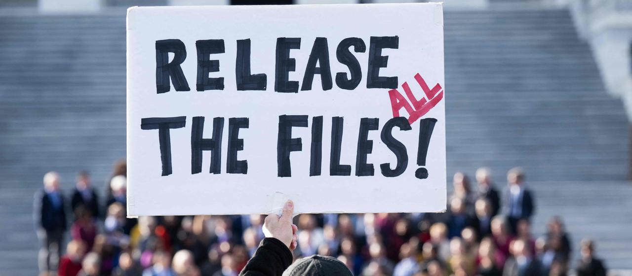 Ein Mann hält ein Schuld mit 