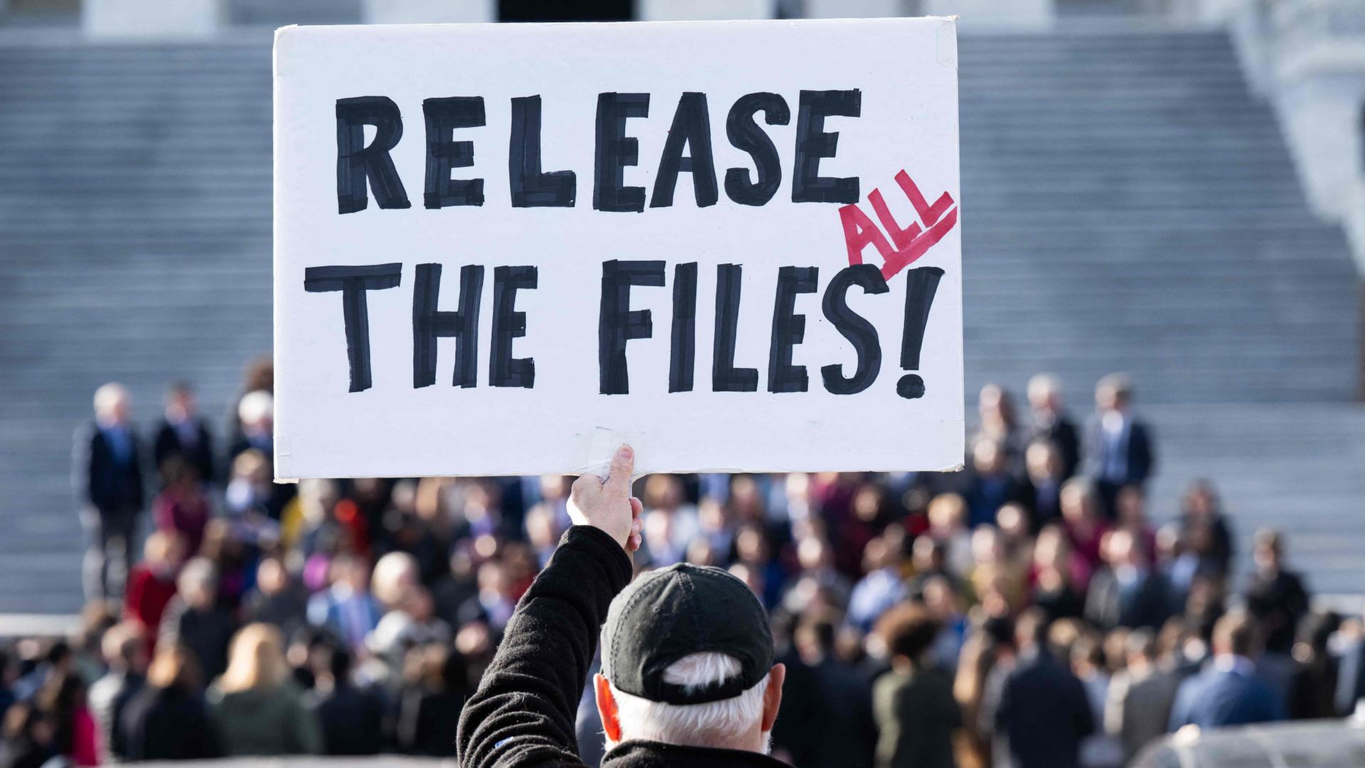 Ein Mann hält ein Schuld mit 