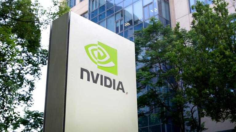 Das Nvidia-Logo vor einem Bürogebäude in Shanghai zu sehen.