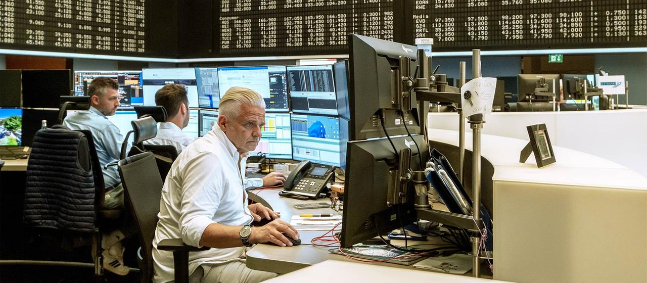 Börsenhändler an der Frankfurter Börse. | picture alliance / Caro Börsenhändler an der Frankfurter Börse.