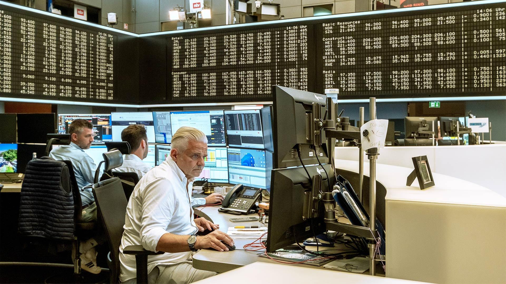 Börsenhändler an der Frankfurter Börse. | picture alliance / Caro