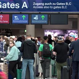 Reiseverkehr zum Start der Herbstferien am Düsseldorfer Flughafen (Archiv)