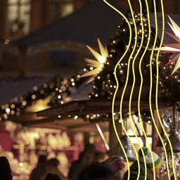 Zahlreiche Besucher gehen am Eröffnungstag über den Weihnachtsmarkt «Berliner Weihnachtszeit» am Roten Rathaus.