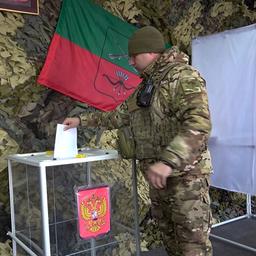 Eine Szene, die das russische Verteidigungsministerium veröffentlicht hat: Ein Soldat in der besetzten Region um Saporischschja wirft einen Stimmzettel in die durchsichtige Urne.