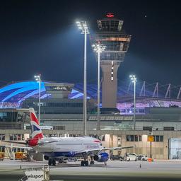Ein Flugzeug der Airline British Airways steht nach möglichen Drohnensichtungen am Flughafen München.