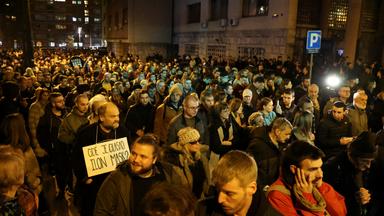 Proteste gegen die Ergebnisse der Kommunalwahlen in Belgrad