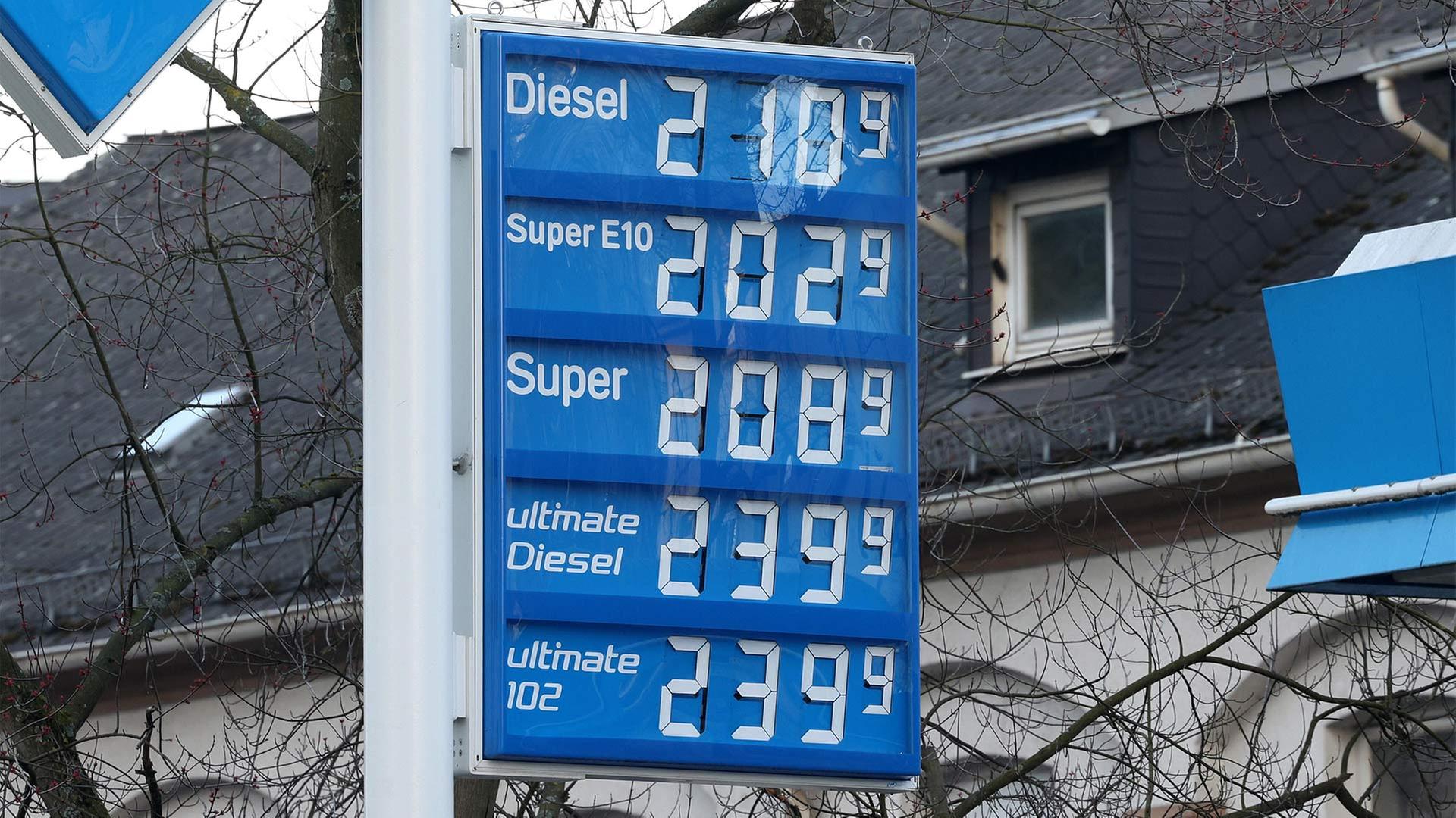 Preistafel an einer Tankstelle. | picture alliance / Rene Traut Fo