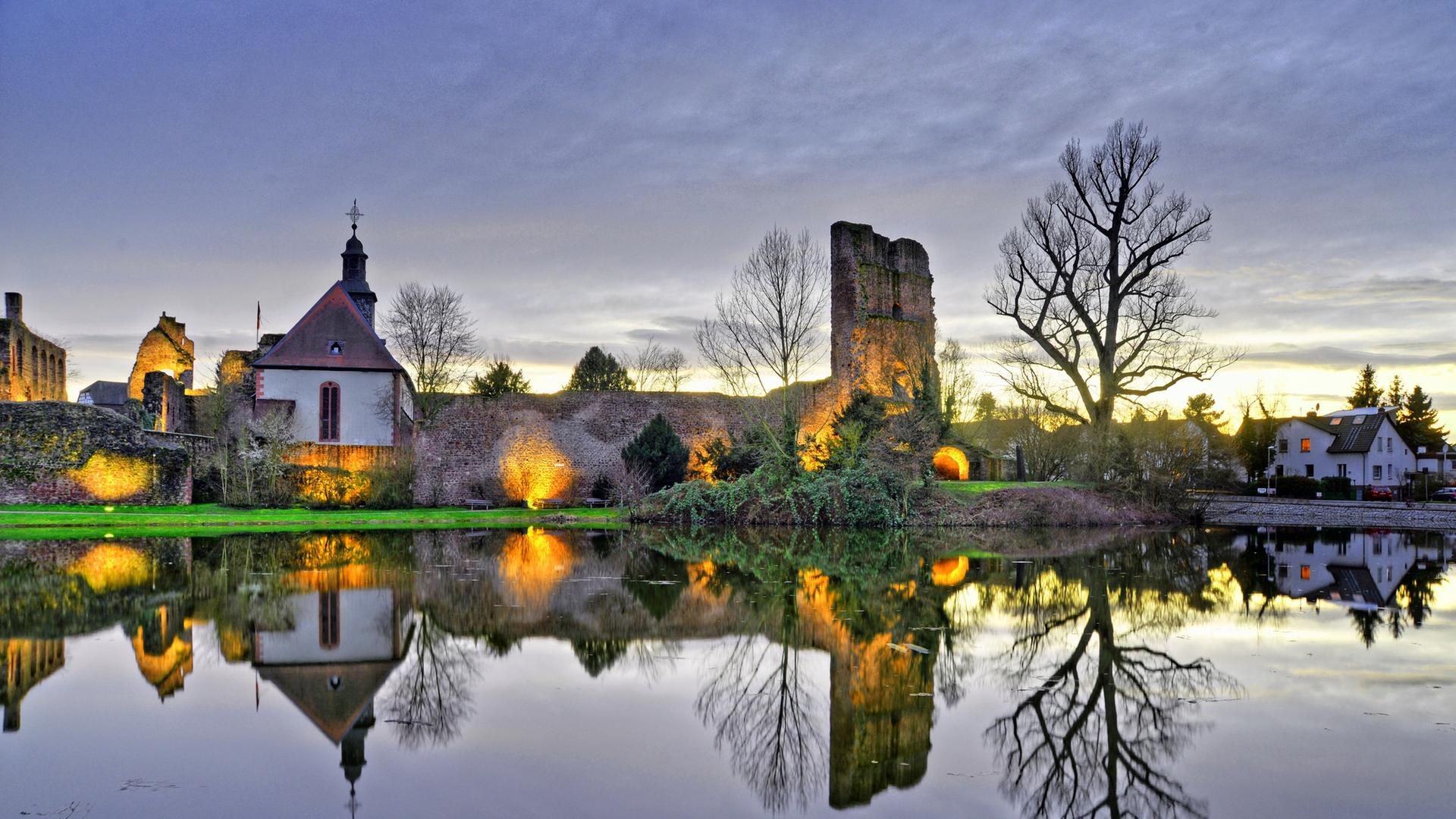 Die Burg Hayn in Dreieichenhain im Abendlicht. | picture alliance / Volker Rauch/Shotshop