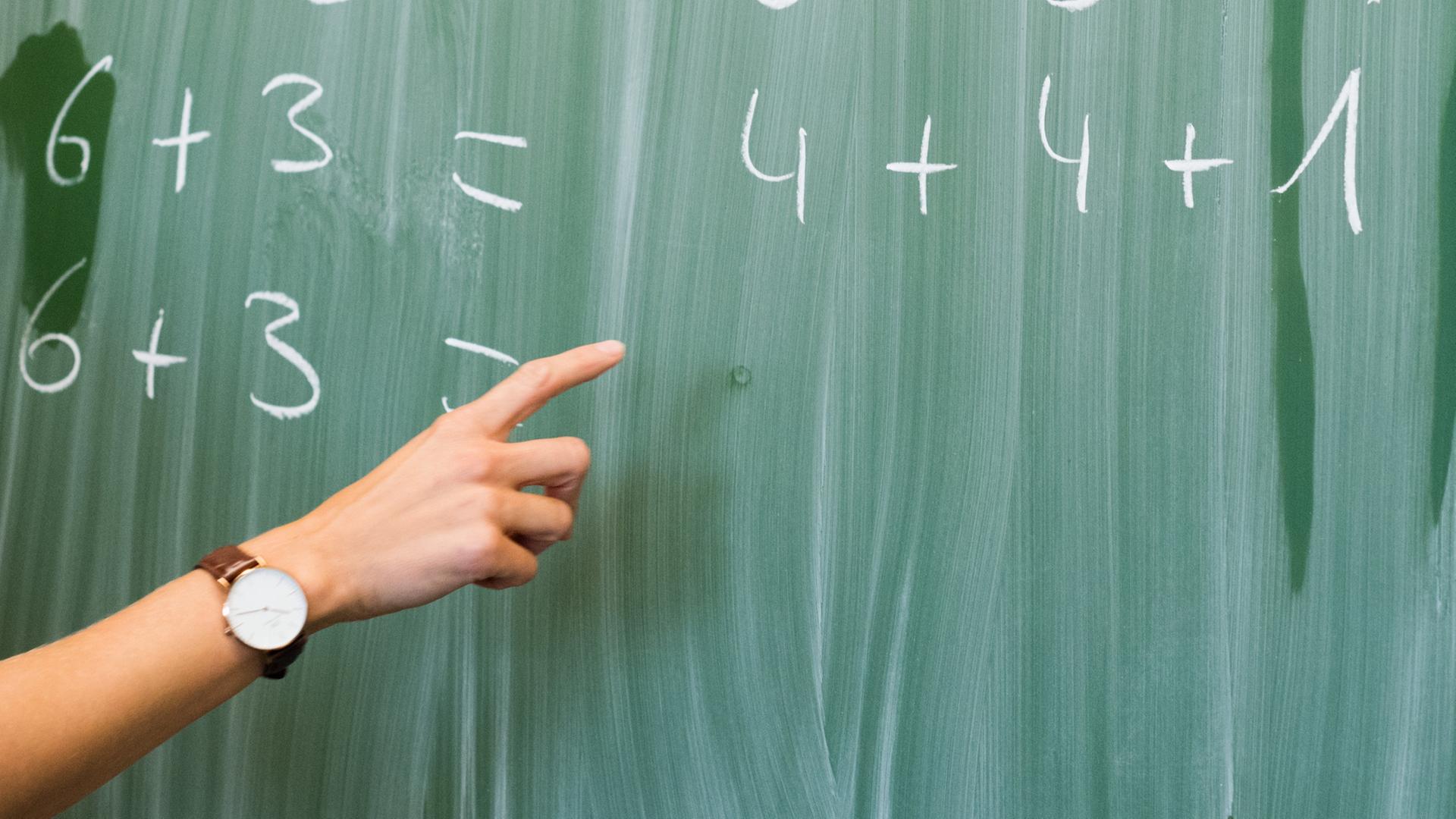 Tafel in einer Schulklasse | dpa