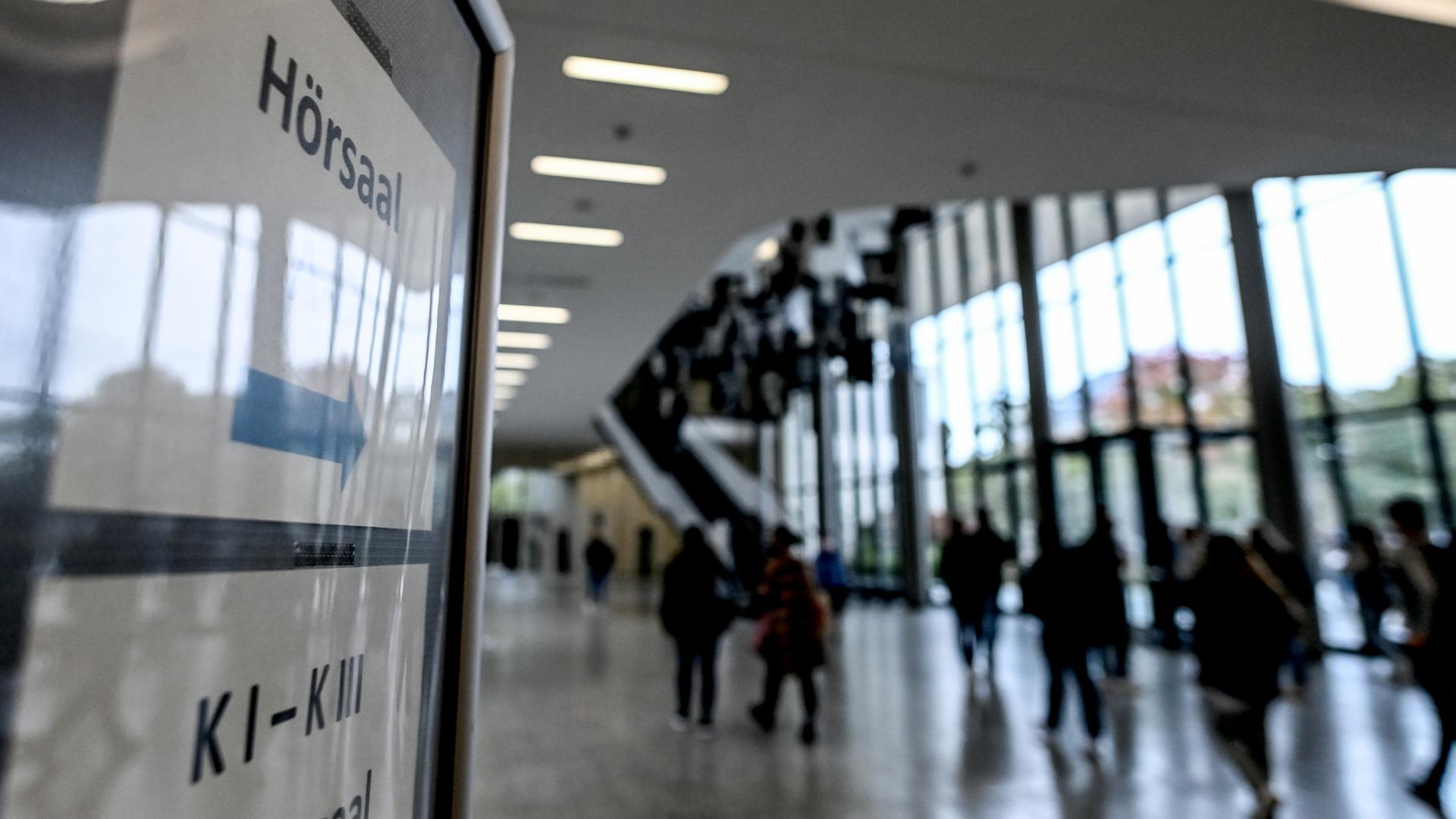 Studenten gehen auf dem Gelände der Freien Universität Berlin in Richtung Hörsaal.  | dpa
