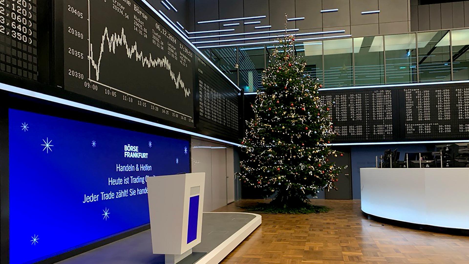Weihnachtsbaum auf dem Parkett der Frankfurter Börse. | tagesschau/Finanzredaktion