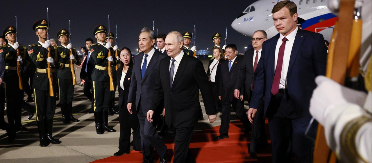 Wladimir Putin am Flughafen in Peking.