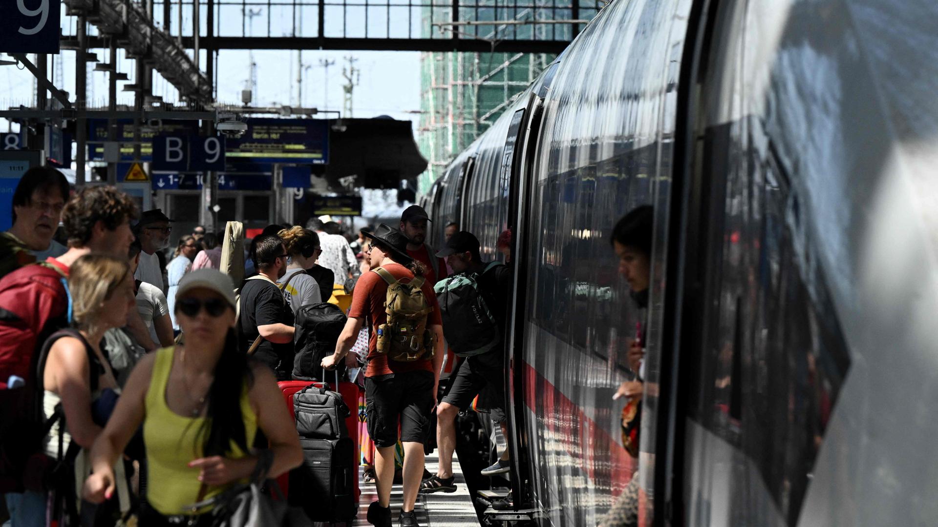 Reisende steigen in einen ICE der Deutschen Bahn. | AFP