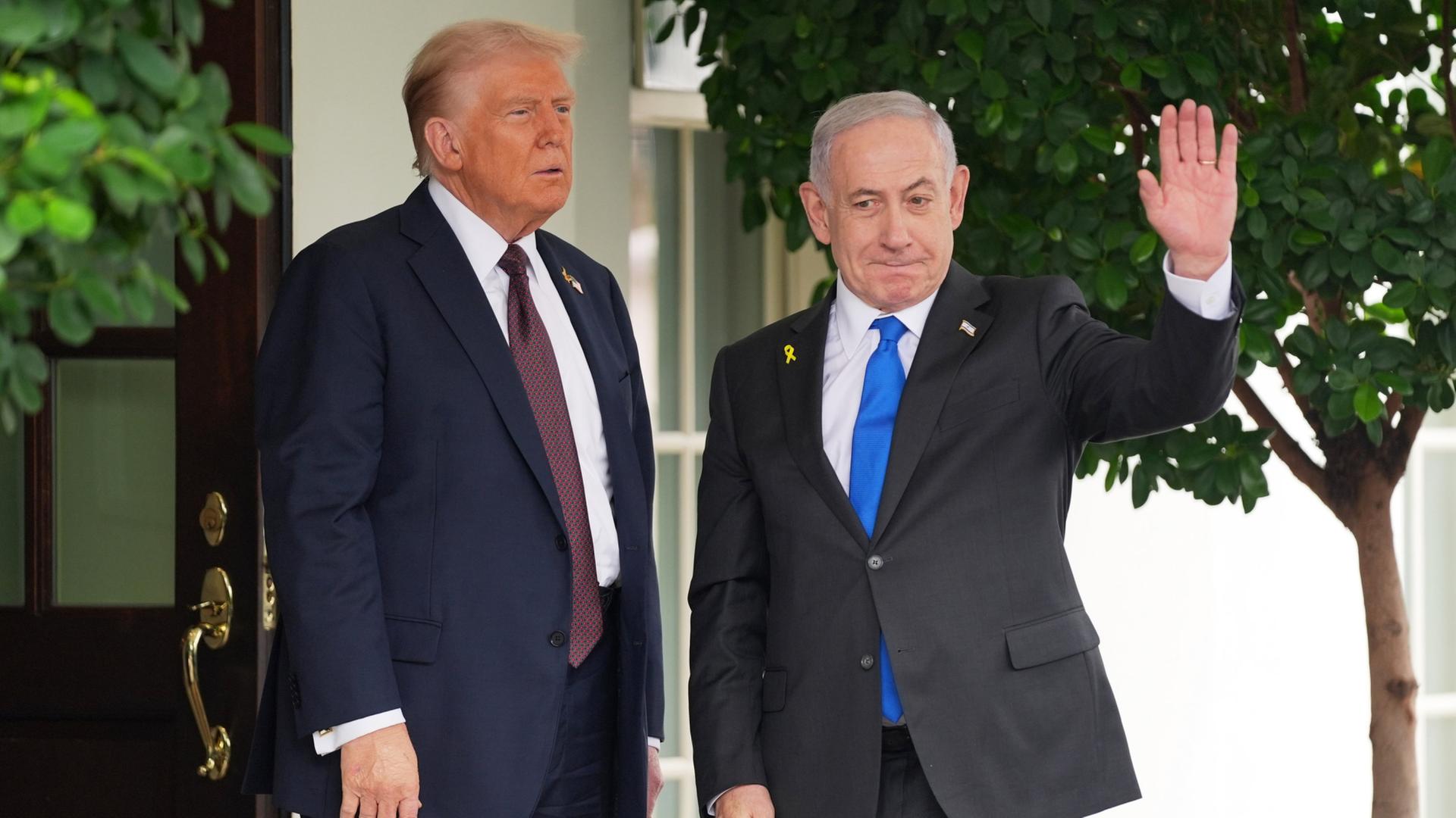 Donald Trump und Benjamin Netanjahu vor dem Weißen Haus | AP