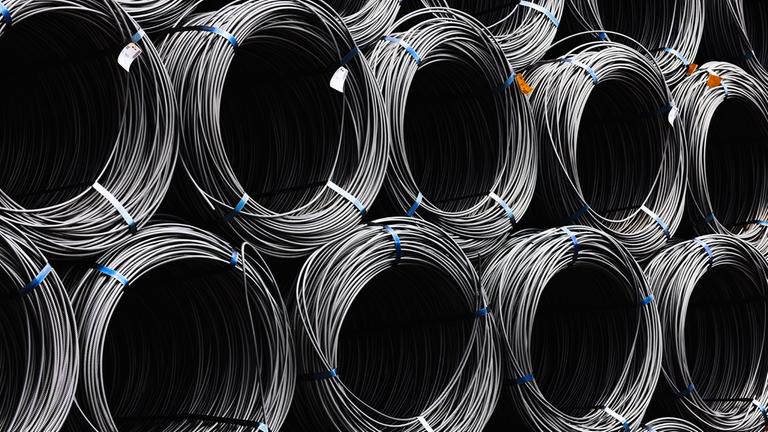 Gerollter Armierungsstahl liegt auf dem Werksgelände der Badischen Stahlwerke.