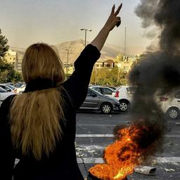 Iraner protestieren in Teheran gegen den Tod der 22-jährigen Mahsa Amin (Aufnahme: 01.10.22).