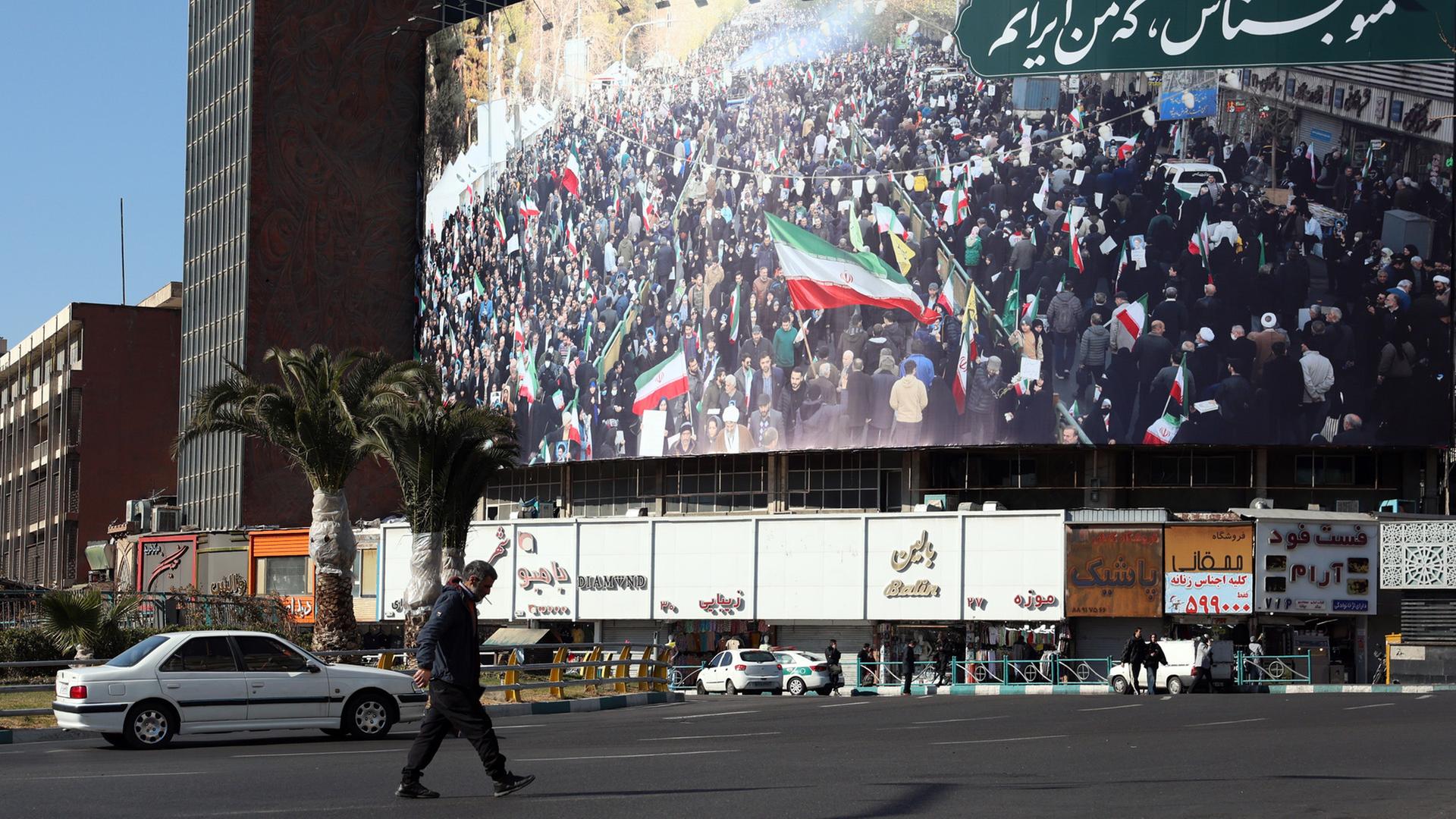 Iraner gehen auf dem Valiasr-Platz in Teheran, Iran, an einer Plakatwand vorbei. | EPA
