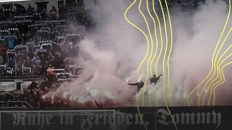 Fans des Chemnitzer FC zünden Pyrotechnik vor Beginn des Spiels ab. Fußball-Regionalliga Nordost, 24. Spieltag, Chemnitzer FC - VSG Altglienicke im Stadion an der Gellertstrasse.