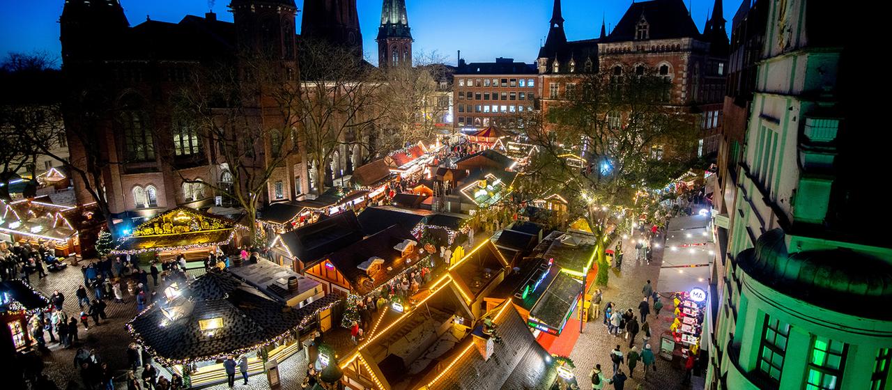 Besucher gehen über den Lamberti-Weihnachtsmarkt in der Innenstadt von Oldenburg.
