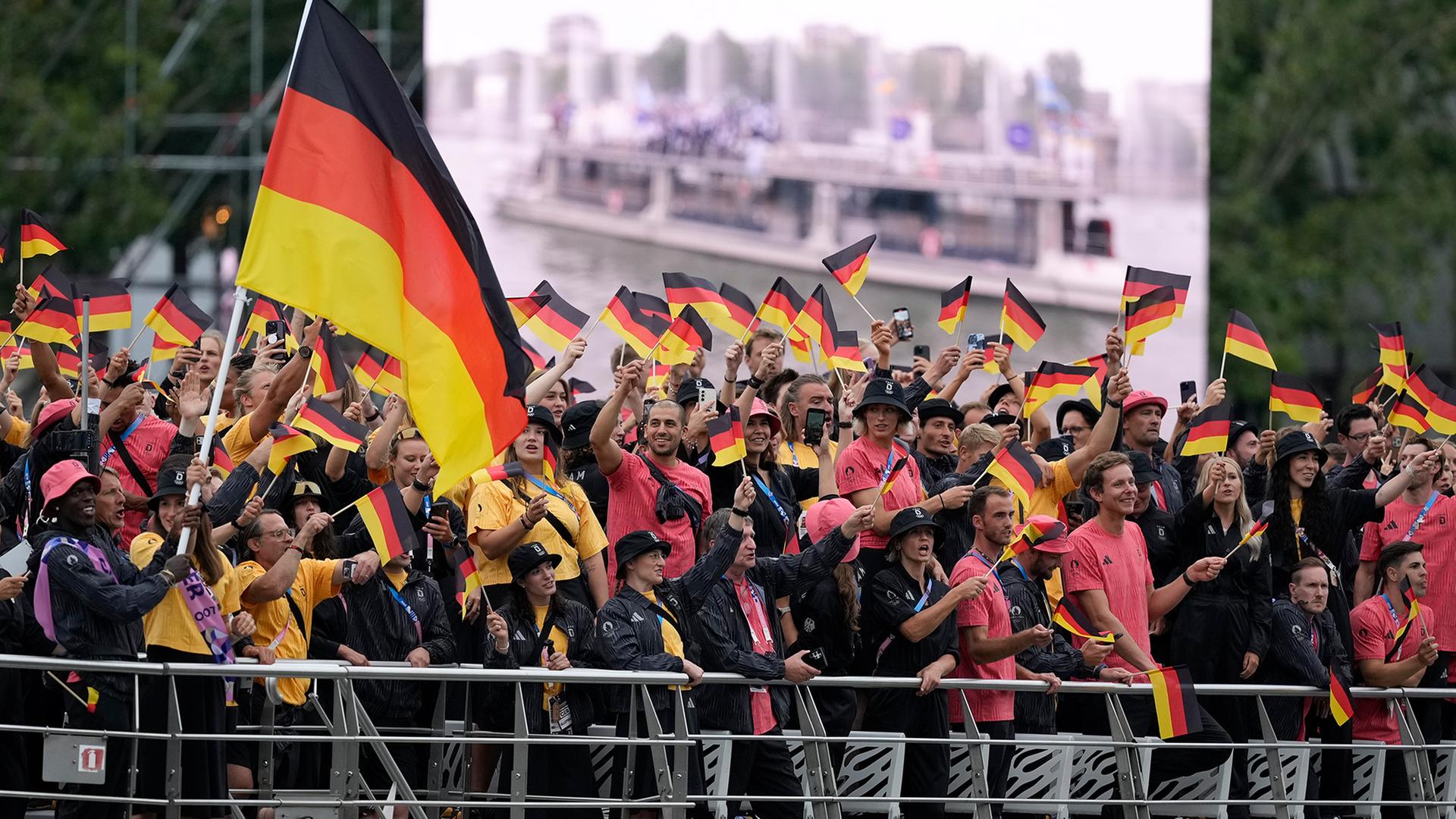 Dennis Schröder und Anna-Maria Wagner als Fahnenträger vom Team Deutschland bei der Eröffnungsfeier der Olympischen Sommerspiele 2024.