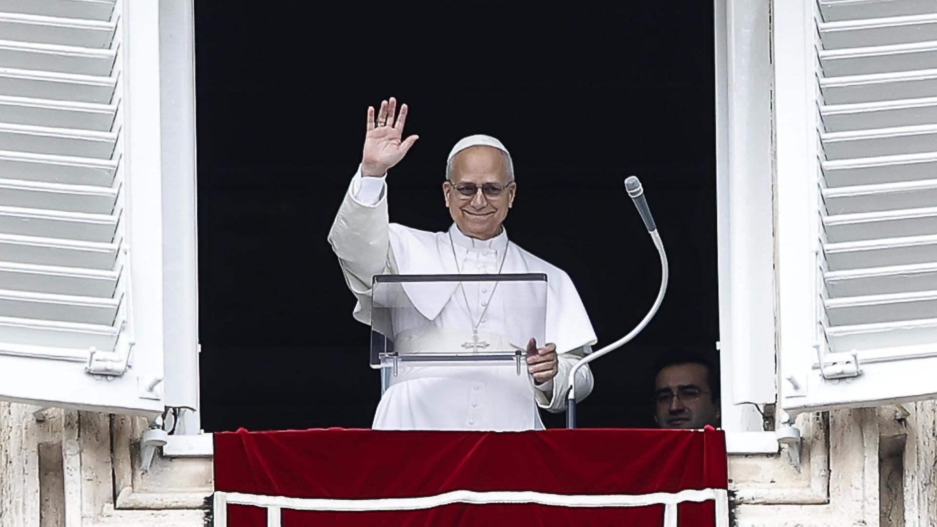 Papst Leo XIV. winkt aus dem Fenster des Apostolischen Palastes | EPA